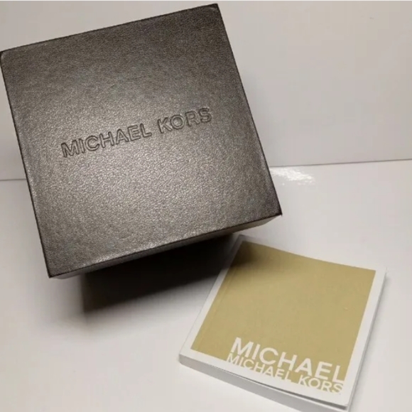 Michael Kors women's Silver Tone Chronograph w Date Oversized Quartz Watch. - Picture 8 of 8